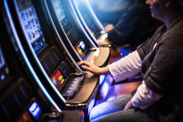 Featured Games carousel on kasih 4d mobile app showing live casino and slots